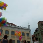 Luftballons in der Luft über dem Zwickauer Marktplatz mit Aktionsteilnehmenden