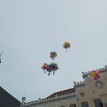 Luftballons schweben zusammengebunden in der Luft über dem Zwickauer Marktplatz