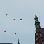 Luftballons schweben in der Luft in der Ferne über dem Zwickauer Marktplatz