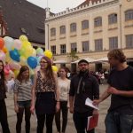 Aktionsteilnehmerinnen mit Luftballons und Asa-FF Mitarbeitern auf dem Zwickauer Marktplatz