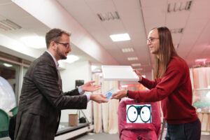 Übergabe Zeitkapsel (Foto von Fabian Thueroff) Ein Mann übergibt einem anderen eine Zeitkapsel mit den Chemnitzer Wünschen an die Zukunft